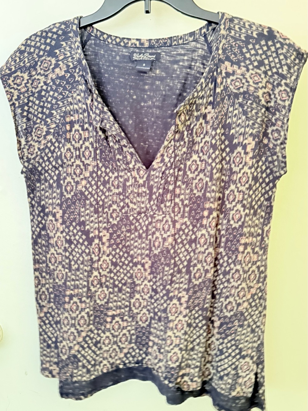 Lucky Brand Women's Blue Patterned V-Neck Cap Sleeve Top